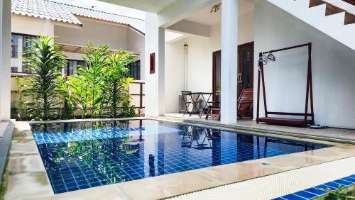 Bazén v ubytování Baan Bhuwann Holiday Apartment nebo v jeho okolí