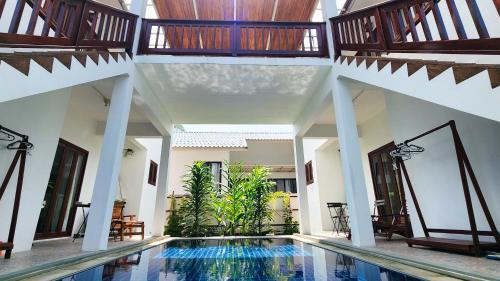 Bazén v ubytování Baan Bhuwann Holiday Apartment nebo v jeho okolí
