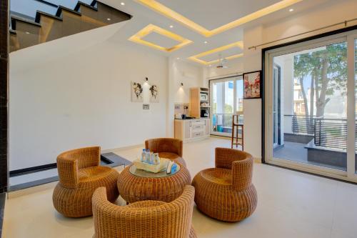 Zona de estar de Amaltaash by Sandane Homes