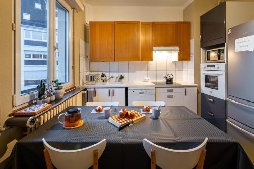 - une cuisine avec une table et un chiffon noir dans l'établissement Large apartment in Strasbourg, à Strasbourg