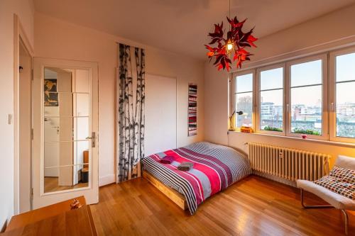 une chambre avec un lit et une fenêtre dans l'établissement Large apartment in Strasbourg, à Strasbourg
