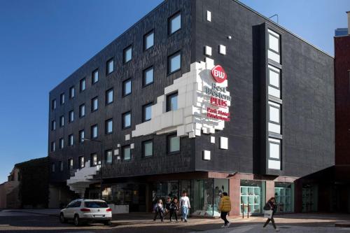 a group of people walking in front of a building at Best Western Plus Park Hotel Pordenone in Pordenone