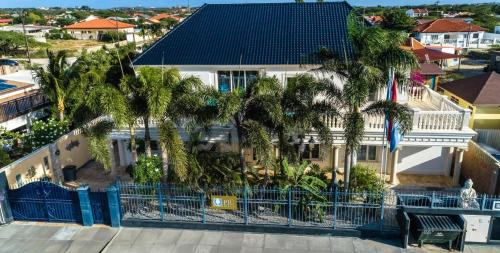an aerial view of a house with palm trees at La Casa Piu Bella where the customer is king in Palm-Eagle Beach