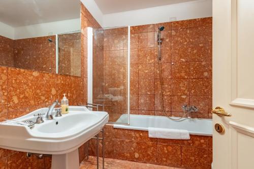 un bagno con lavandino e vasca da bagno di Giudecca Elegant APT with Stunning Lagoon View! a Venezia