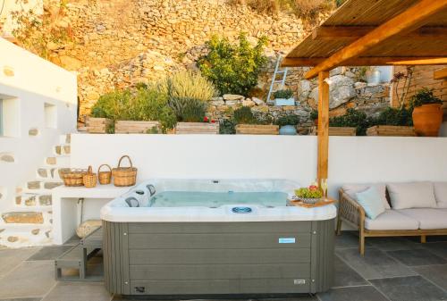 a jacuzzi tub in the middle of a patio at Idothea guest house in Amorgos