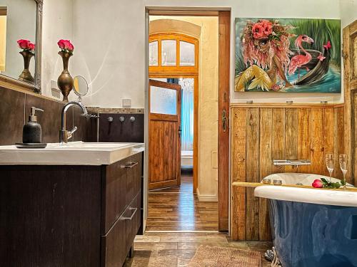 a bathroom with a sink and a bath tub at Apartment Prenzlauer Berg in Berlin