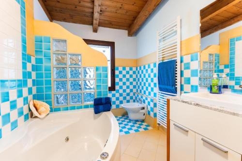 Ένα μπάνιο στο Villa Romina