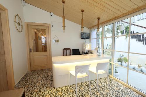 TV a/nebo společenská místnost v ubytování Bummy's by Vyaana Retreats