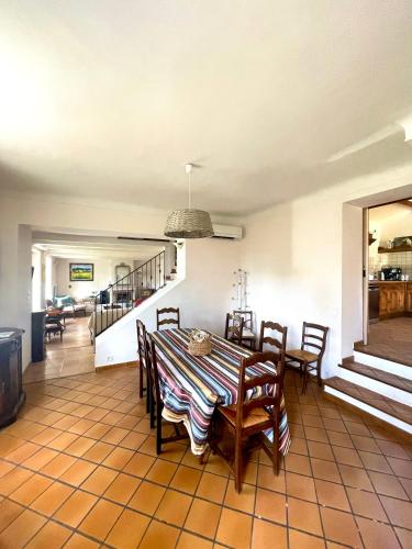 une salle à manger avec une table et des chaises dans l'établissement Authentique mas provençal Gémenos, à Gémenos
