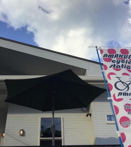 a black umbrella in front of a house with a sign at SHIMAGO SURFRIDER - Vacation STAY 85442v in Amakusa