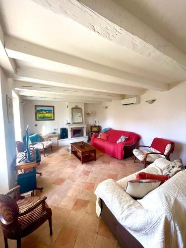 - un salon avec des canapés et un canapé rouge dans l'établissement Authentique mas provençal Gémenos, à Gémenos