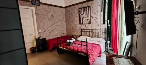 una camera da letto con un letto con una coperta rossa di DownTown art in Town a Catania