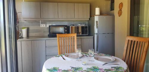 Dapur atau dapur kecil di Flamboyant Ocean View - ex Hillside Haven
