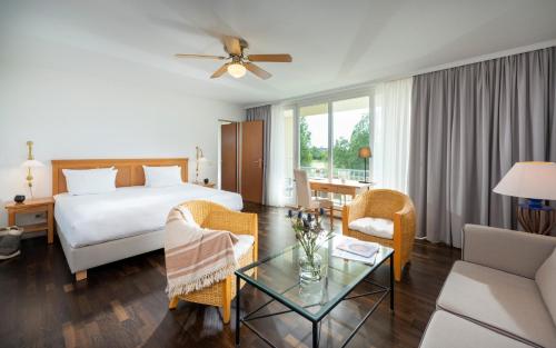 a hotel room with a bed and a table at Precise Resort Rügen - Hotel & SPLASH Erlebniswelt in Sagard