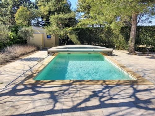 - une petite piscine dans une allée en béton dans l'établissement Mas Jaune aux volets Gris, au Thor