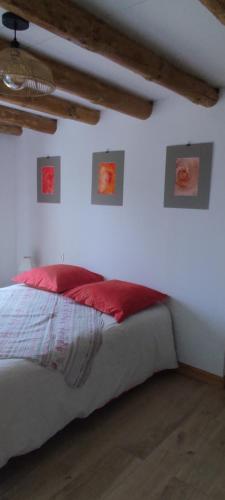 une chambre avec un lit avec une couverture rouge dans l'établissement Les treilles de Provence, Gîte la glycine, à Villeneuve-lès-Avignon