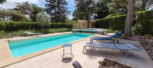 Mas Jaune aux volets Gris