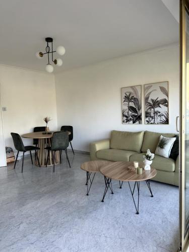 un salon avec un canapé et une table dans l'établissement Cozy flat with pool and balcony, à Antibes