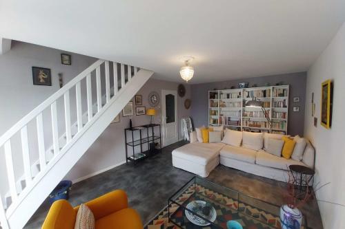 ヴァンヌにあるSpacious apartment with balconyのリビングルーム(白いソファ、階段付)