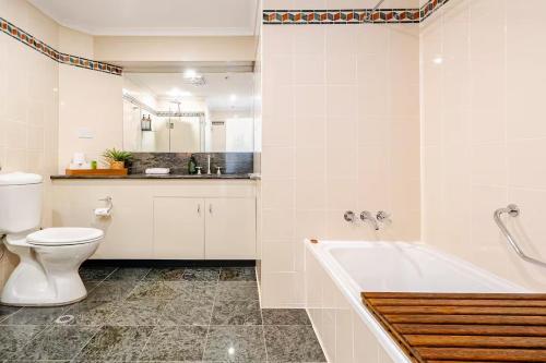 Ένα μπάνιο στο Stunning Darling Harbour View Apartment & Parking