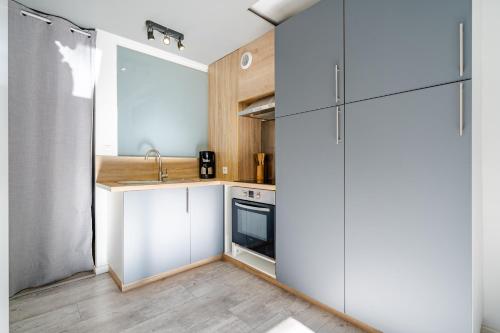 une petite cuisine avec un évier et un réfrigérateur dans l'établissement Charmant studio, à Cagnes-sur-Mer