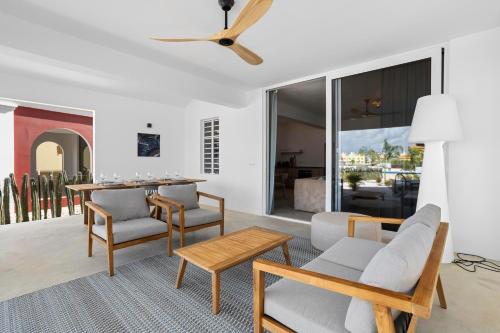 a living room with a ceiling fan and a table at Casa Blue Marlin (begane grond) in Kralendijk