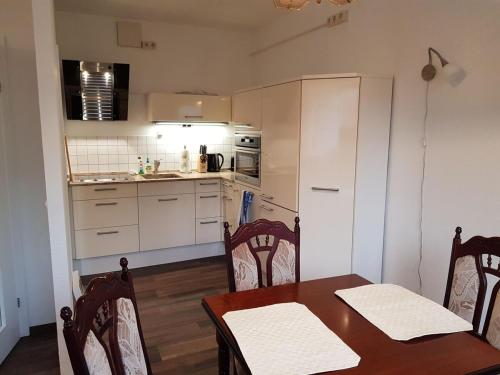 Η κουζίνα ή μικρή κουζίνα στο Wohnung am Landschaftsschutzgebiet, 3 Zimmer, Mietvertrag obligatorisch