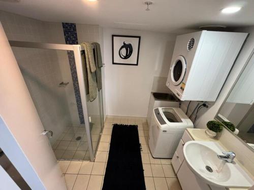 ブリスベンにあるLuxury Apartment Brisbane CBDの小さなバスルーム(シャワー、シンク付)