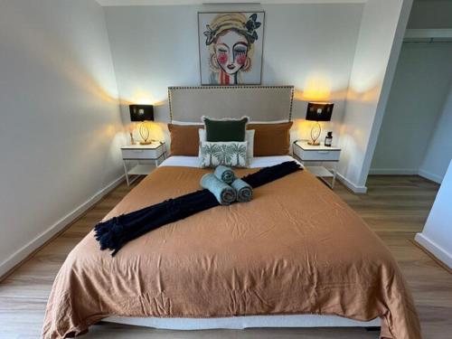 ブリスベンにあるLuxury Apartment Brisbane CBDのベッドルーム1室(大型ベッド1台、ランプ2つ付)