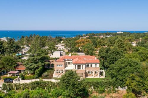 una vista aérea de una casa grande con árboles en Luxury Villa Lionea in Poreč for 10 people with sea view & private pool, en Poreč