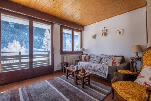 un salon avec un canapé et une table dans l'établissement T2 1 bedroom near the slopes Chamonix-Mont-Blanc, à Chamonix-Mont-Blanc