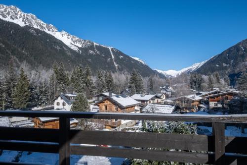 - une vue depuis le balcon d'un complexe dans les montagnes dans l'établissement T2 1 bedroom near the slopes Chamonix-Mont-Blanc, à Chamonix-Mont-Blanc