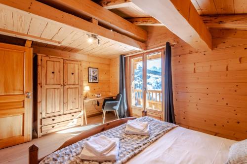 une chambre avec un lit, un bureau et une fenêtre dans l'établissement Slow Chalet Mont Real - Le Grand Bornand - 3km from slopes Chinaillon, au Grand-Bornand