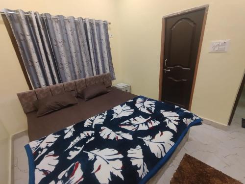 Ένα ή περισσότερα κρεβάτια σε δωμάτιο στο Sudarshan Home Stay