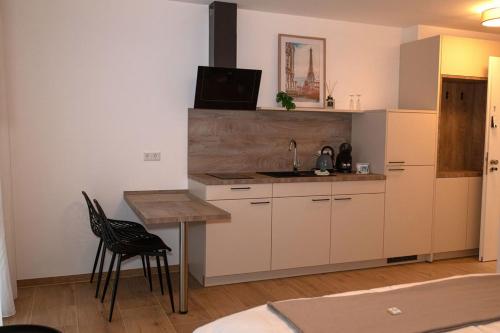 Kuchyň nebo kuchyňský kout v ubytování Mein Träumchen Apartements- 7 Rose stillvoll und zentral übernachten