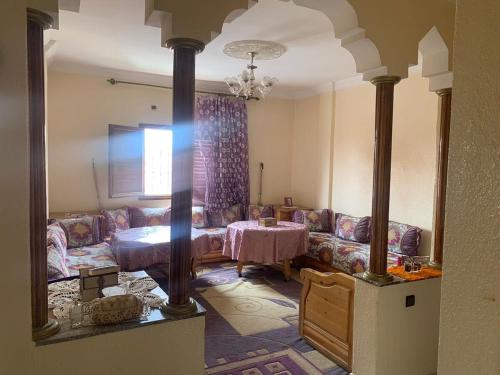 a living room with a couch and a table at Appartement spacieuse et lumineuse en plein centre ville in Ouarzazate