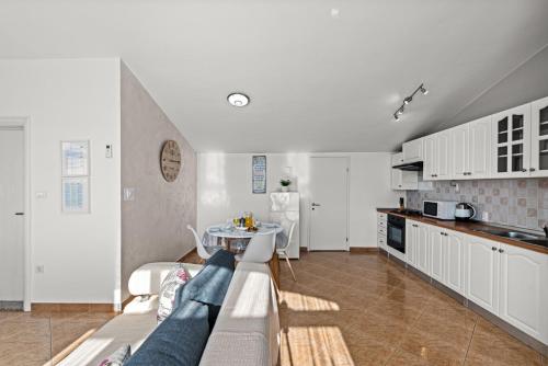 Η κουζίνα ή μικρή κουζίνα στο Sea View apartments with shared Pool