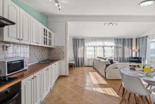 Η κουζίνα ή μικρή κουζίνα στο Sea View apartments with shared Pool