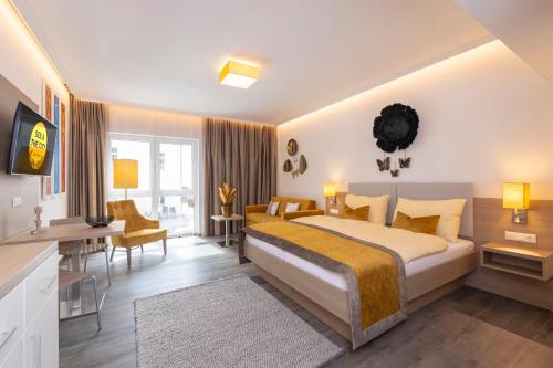 ザンクト・ヴォルフガングにあるSEE & THE CITY apartmentsのベッドルーム1室(ベッド1台、テーブル、椅子付)
