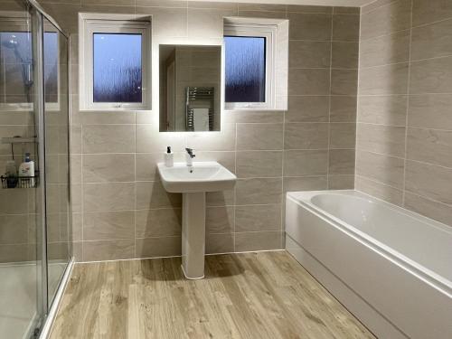 Koupelna v ubytování Brand new prestigious 5 bed house near science park - Cambridge Homehost