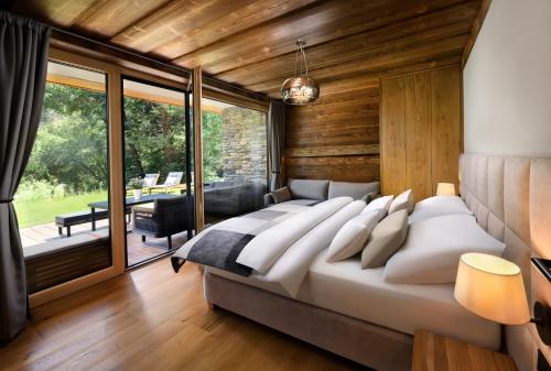 Ruang duduk di Chalet Mountain Rock - Luxury Retreat at Chalets Kvačianska Dolina