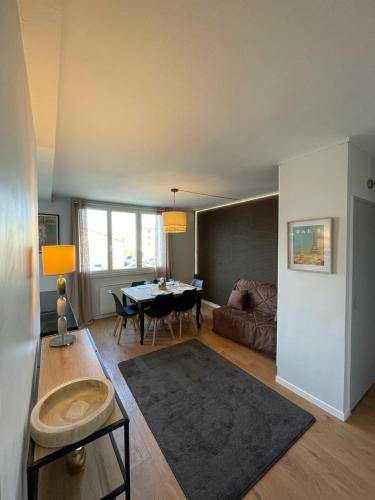 un salon avec une table et un canapé dans l'établissement Au coeur de Chantilly, près de Paris et du Parc Astérix, à Chantilly