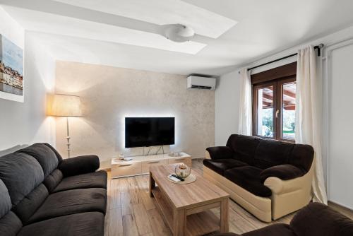 Μια τηλεόραση ή/και κέντρο ψυχαγωγίας στο Sea View apartments with shared Pool