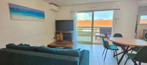 un salon avec un canapé et une table dans l'établissement Flat in Fréjus with balcony air co and parking, à Fréjus