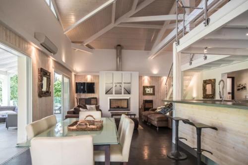 un salon avec une table et un canapé dans l'établissement Magnifique villa climatisée -10 personnes avec Piscine et pétanque - Pyla, à La Teste-de-Buch