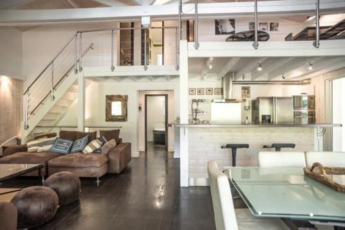 un salon avec un canapé et une table dans l'établissement Magnifique villa climatisée -10 personnes avec Piscine et pétanque - Pyla, à La Teste-de-Buch