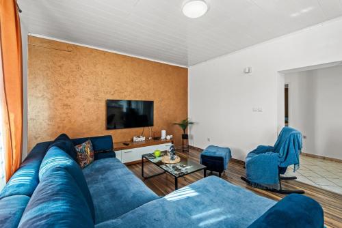 Μια τηλεόραση ή/και κέντρο ψυχαγωγίας στο Sea View apartments with shared Pool
