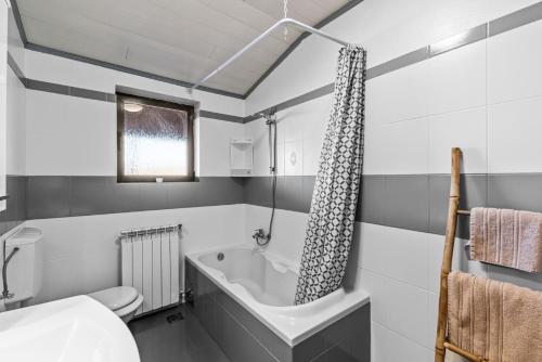 Ένα μπάνιο στο Sea View apartments with shared Pool