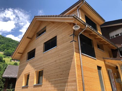 a wooden building with a gambrel at Ruhig und Zentral in Unterschächen