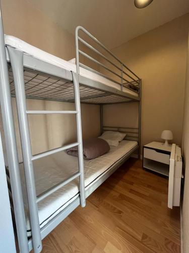 une chambre avec deux lits superposés et un bureau dans l'établissement Appartement proche mer, à Bray-Dunes